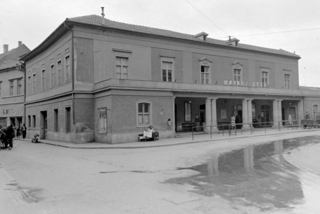 Eger, MÁVAUT autóbusz állomás, a Fellner Jakab utcában a Líceum mögött- 1954 (Forrás: Fortepan)
